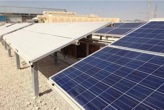 太陽光発電パネルのクリーン度を維持する遠隔操作型ソーラーパネル清掃ロボット