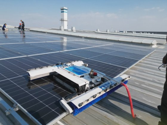 带 1.2 米强力滚刷的高效太阳能电池板清洁液机器人清洁器