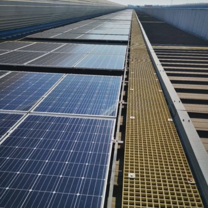 厂房屋顶 光伏电站 太阳能板 高压水刷