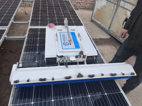 热销新设计防坠落太阳能电池板清洁自动水刷机器人