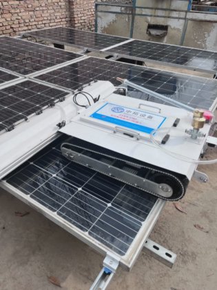 热销新设计防坠落太阳能电池板清洁自动水刷机器人