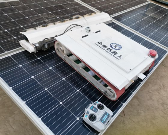 用于太阳能系统的 2025 新型全自动便携式太阳能电池板清洁机器人