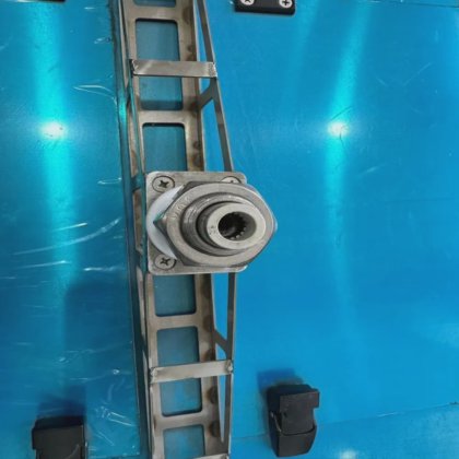 配备防滑和防坠落传感器的太阳能电池板清洁器