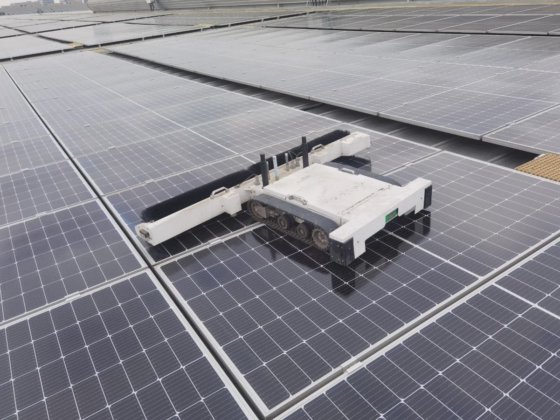 带防坠落传感器的全自动履带式太阳能电池板清洗机