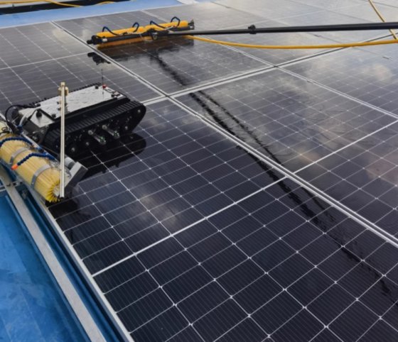 手持式 3 米长杆高效太阳能电池板清洁机器人