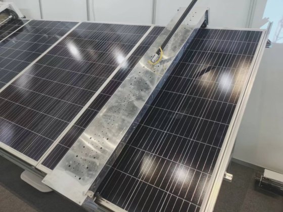 太陽光発電所向け強力ローラーブラシ付きソーラーパネル清掃ロボット