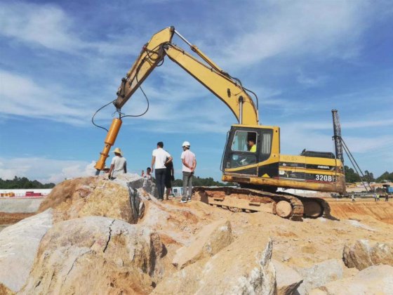 大型矿山必备设备 超大型岩石劈裂机