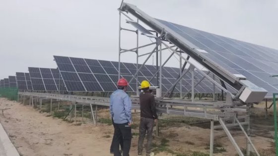 用于太阳能电池板发电厂的太阳能电池板清洁刷