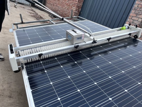 智能太阳能机器人清洁机让电池板护理无忧无虑