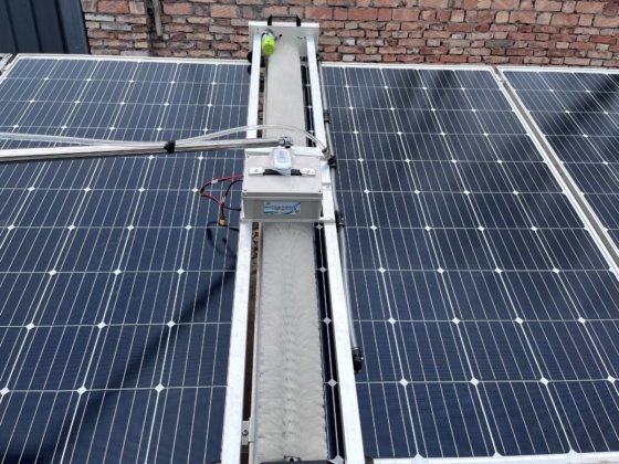 智能太阳能机器人清洁机让电池板护理无忧无虑