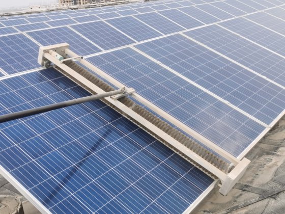 智能太阳能机器人清洁机让电池板护理无忧无虑