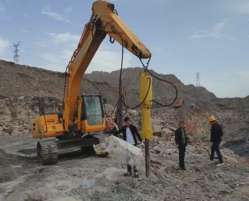 90 毫米孔径岩石劈裂机，安装在挖掘机上，劈裂力 6800 吨