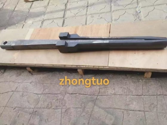 90 毫米孔径岩石劈裂机，安装在挖掘机上，劈裂力 6800 吨