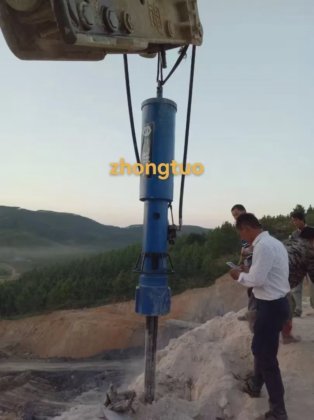 用于采石和采矿的挖掘机上的简易安装型液压岩石劈裂机