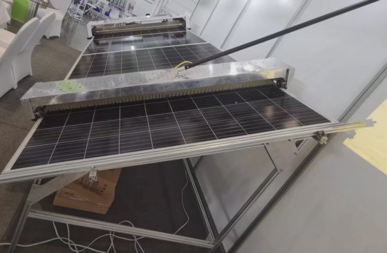 兼用電動太陽光発電パネル清掃ロボット