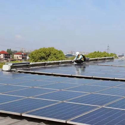 半自动太阳能电池板清洁系统实现高效清洁