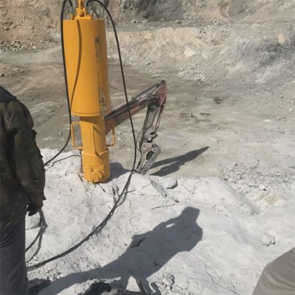 掘削機と連動する強力な岩石分割機