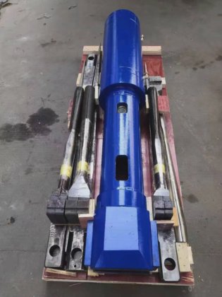 挖掘机上的高品质大型岩石分裂机 6800 吨分裂力