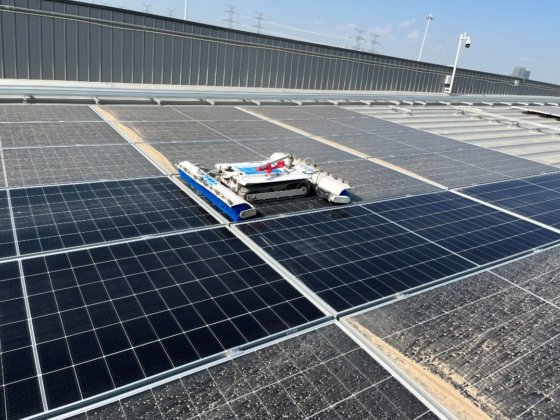 太陽光発電清掃ロボット リモコン追尾式ソーラーパネルクリーナー