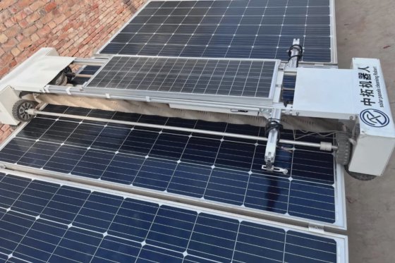 工业用遥控太阳能电池板清洁机器人