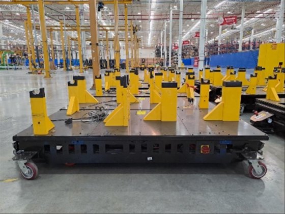 UNITRONICSブランドのボードとTEKNICブランドの電動サーボモーターを搭載したユーティリティローディング用AGVロボット、モデルCPM-