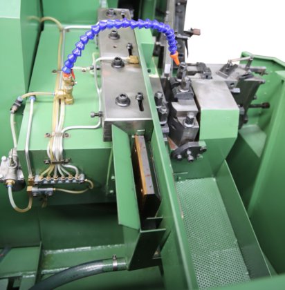 Automatic thread machine thread roller