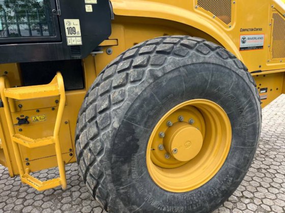CAT CS66 roller demo with