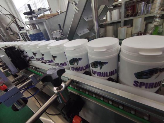 包装线中的自动双面和顶部罐子贴标机