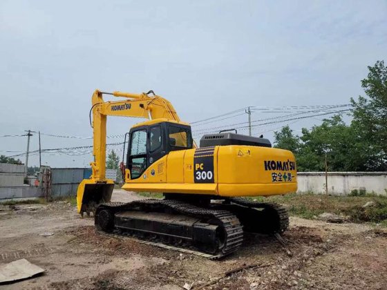 Komatsu PC300-7
