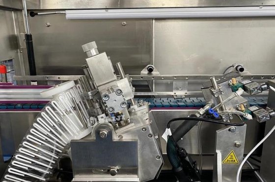 全自动 200 毫升饮料果汁纸盒康美包灌装封口包装机生产线