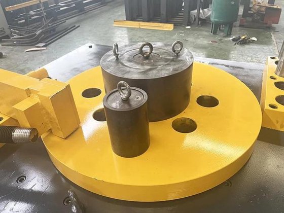 低価格の大口径の鋼鉄棒ベンダーの金属棒曲がる機械 中国で作られる曲がる機械