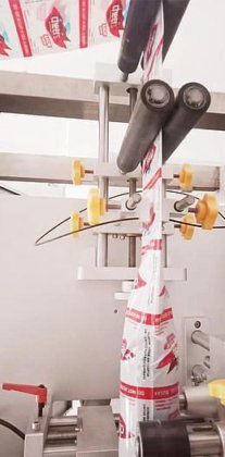 热拉伸自动宠物铁罐塑料瓶 PVC 标签贴标机 瓶子收缩套管贴标机