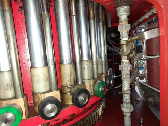 ボトル充填機とキャップ機