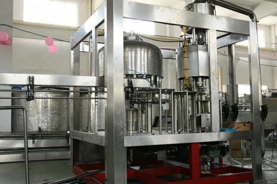 高质量 1 加仑葵花籽油灌装、包装和封口机，生产线自动化！