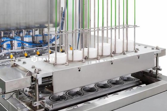 热销的全自动 200 毫升塑料杯纯净水灌装封口机