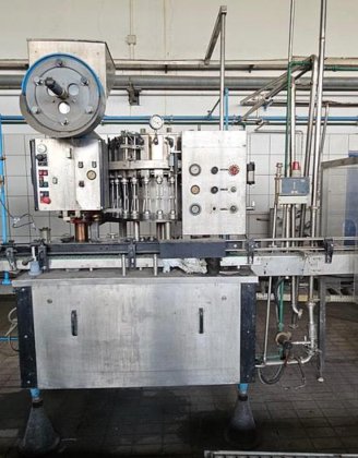 ボトル充填機とキャップ機