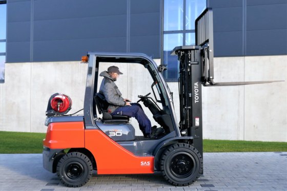 4484 - トヨタ 02-8FGF30