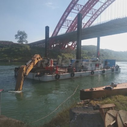 Plataforma de Dragagem com Escavadora