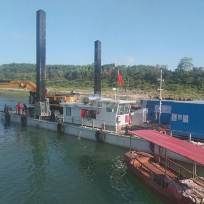Plataforma de Dragagem com Escavadora