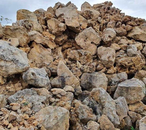 罗马/S. Severa 地区石灰石，数量众多且尺寸巨大