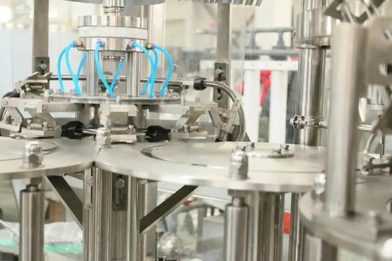 工厂制造玻璃瓶啤酒碳酸饮料苏打水软饮料灌装旋盖包装封口机