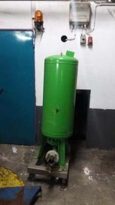 ダイヤフラム膨張容器