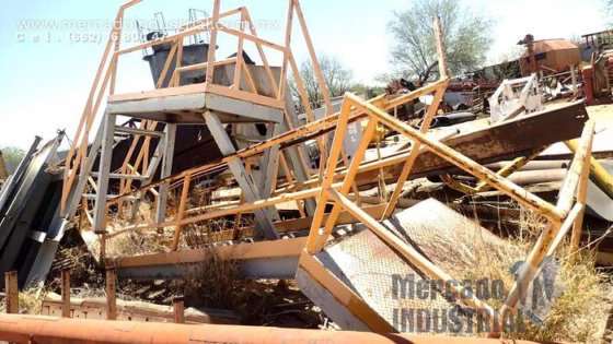 配有平台、扶手和防滑台阶的楼梯