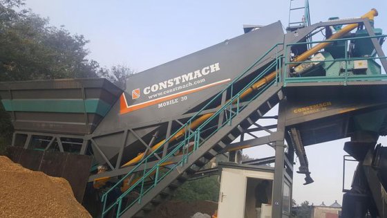 Constmach 生产的 30 立方米/小时全移动式混凝土搅拌站