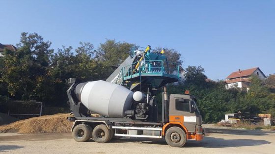 Constmach 生产的 30 立方米/小时全移动式混凝土搅拌站