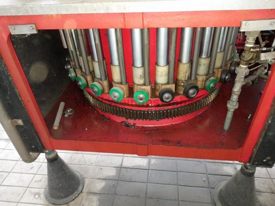 ボトル充填機とキャップ機