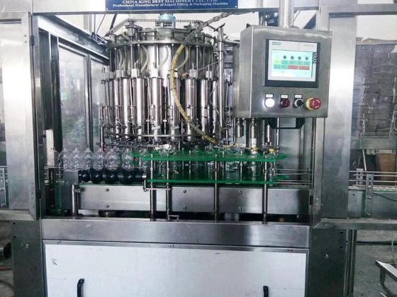 用于橄榄油、葵花籽油和食用油瓶装包装生产线的 PET 瓶装油自动旋转灌装机