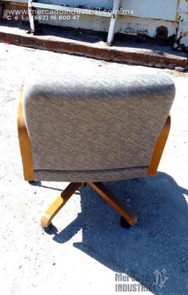 車輪と茶色の布張りの木製椅子