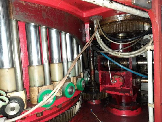 ボトル充填機とキャップ機