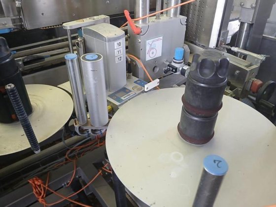 粘着ラベル貼付機